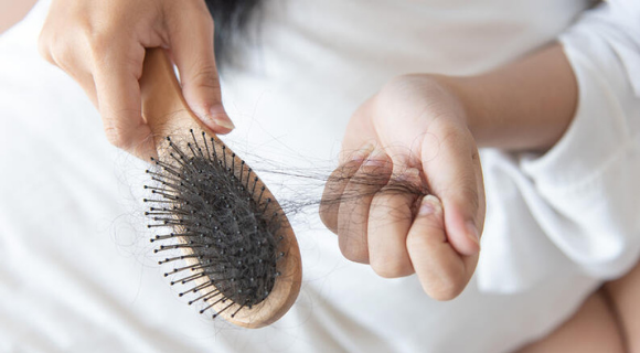 Leia mais sobre o artigo Menopausa causa queda de cabelo ?